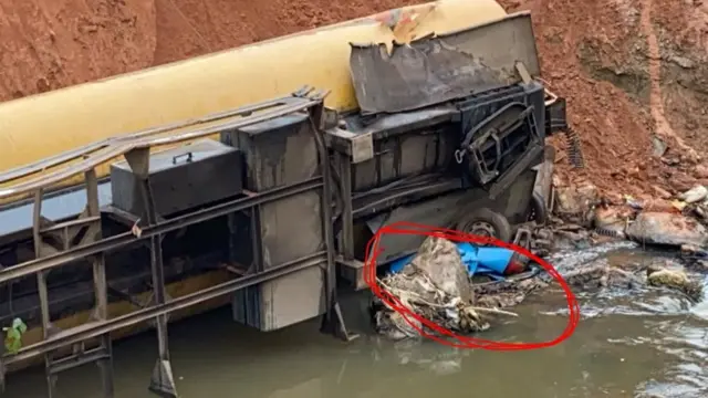 Tirela wo le ọkọ akero mọlẹ ninu koto