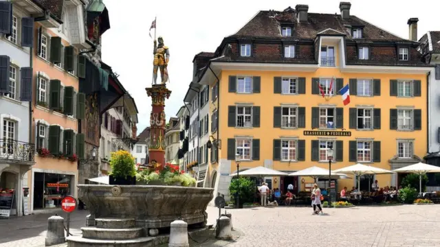 ሶሎተርን፡ ሕምብርቲ 11 ኣብያተ ክርስቲያን፣ 11 ቤተ መዘክር፣ 11 ዓበይቲ ህንጻታት፣ 11 መንጫዕጫዕታን 11 ቤተ ጸሎትን እያ