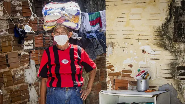 Senhora com uma cesta básica na cabeça