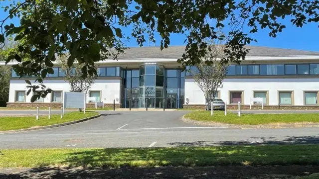 Kineski prevaranti su se kasnije preselili u bivše kancelarije banaka