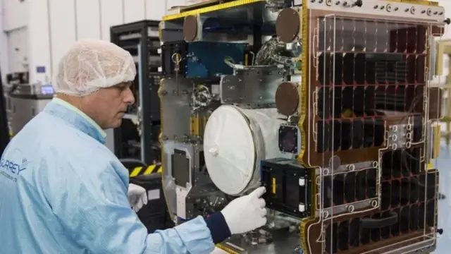 SpaceX Falcon 9 රොට්ටුවේ නංවා 'රිමුව්-ඩෙබ්‍රීස්' පෘථිවියෙන් පිටත් කරන ලදී