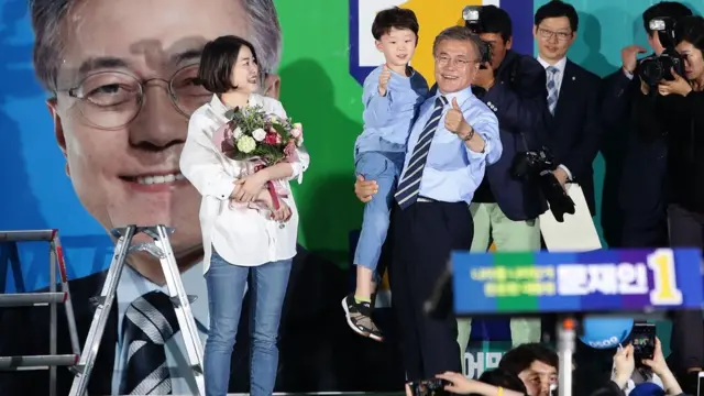 Ông Moon Jae-in bồng cháu nội trong buổi vận động tranh cử hôm 8/5