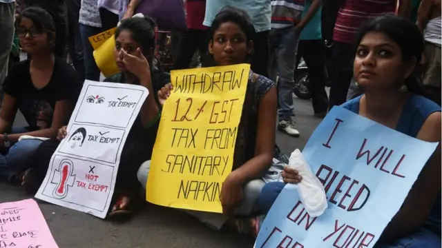 સૅનિટરી પૅડ પર જીએસટીનો વિરોધ કરી રહેલી યુવતીઓ