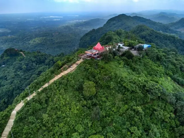 সীতাকুণ্ড ইকোপার্কে সবুজ গাছপালার মধ্য দিয়ে চন্দ্রনাথ মন্দিরে যাওয়া-আসার পথ