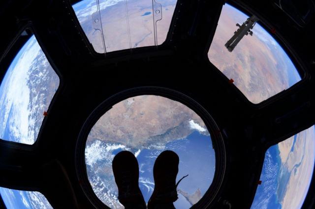 Foto da janela da cúpula da estação espacial