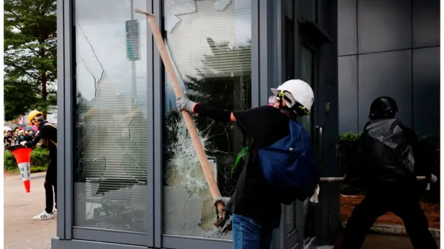 示威者破壞立法會大樓外的設施。