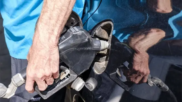 Homem abastecendo carro