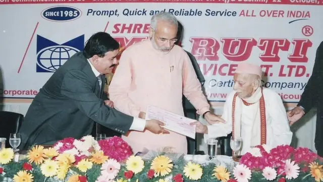 મારુતિ કુરિયરને 20 વર્ષ થયાં તે સમયે આયોજિત કાર્યક્રમમાં નરેન્દ્ર મોદી તથા વિહિપના સ્થાપક સભ્ય કે. કા. શાસ્ત્રી