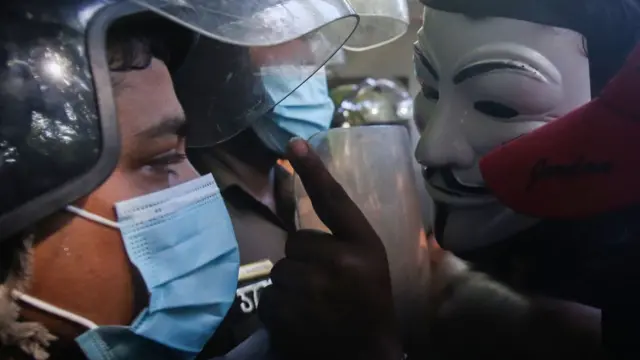 இலங்கை போராட்டம்: ராஜபக்ஷ வீட்டின் மீது ஏறிய மாணவர்கள்