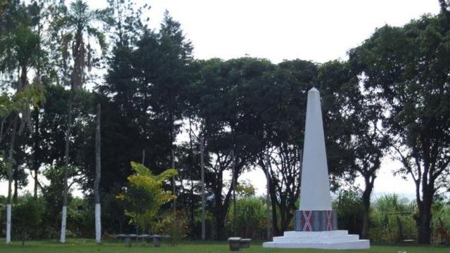 Obelisco onde estão enterrados imigrantes americanos