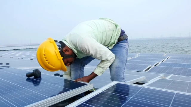 రామగుండం ఎన్టీపీసీ ఫ్లోటింగ్ పవర్ ప్రాజెక్టుతో 100 మెగావాట్ల విద్యుత్ ఉత్పత్తి లక్ష్యంగా పెట్టుకున్నారు.