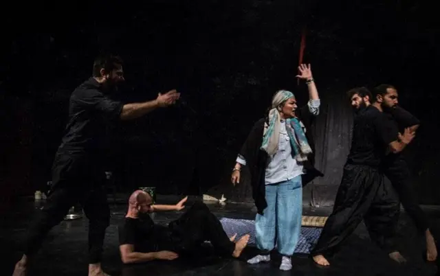 نمایش خاک سفید