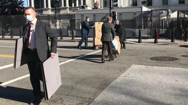 વ્હાઇટ હાઉસમાંથી સામાન હઠાવી રહેલા કર્મચારી