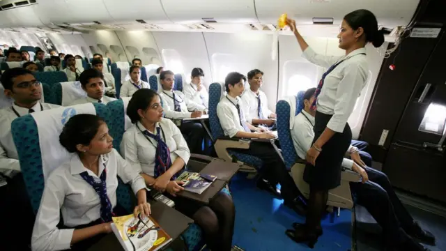 పైలట్ ఏదైనా అనారోగ్యం పాలైనా, సిబ్బంది మధ్య సమస్యలు, ప్రయాణికులతో సమస్యలు, ప్రయాణికుల మధ్య సమస్యలు... ఇలాంటి పరిణామాల్లో ఎలా పనిచేయాలో తెలిసి ఉండాలి.