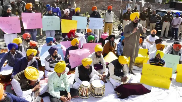 ਐਲਐਲਏ ਦੇ ਘਰਾਂ ਬਾਹਰ ਪ੍ਰਦਰਸ਼ਨ