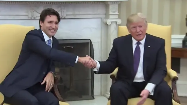 Дональд Трамп, який має характерну манеру потискати руку співбесіднику, натрапив на гідного партнера.