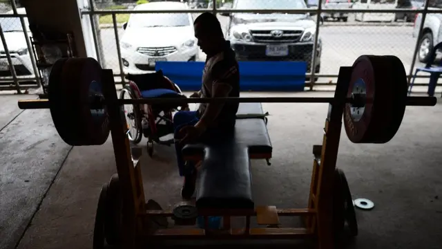 ชูชาติ สุขเจริญ นั่งพักหลังการฝึกซ้อม