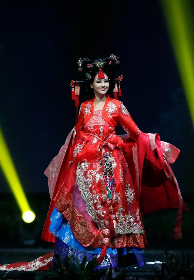 အနီရောင်နဲ့ တောင်ကိုရီးယားအလှမယ်ရဲ့ ရိုးရာဝတ်စုံကလည်း လှပ