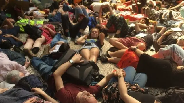 Акция протеста в лондонском Музее естествознания