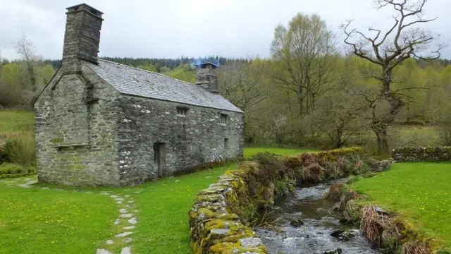 استخدم جدول الماء الذي يمر بالقرب من المنزل الريفي في توليد الطاقة الكهربائية