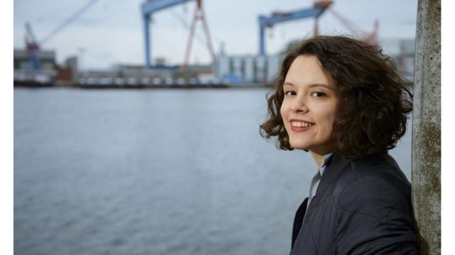 Fotoestrela bet roleta como funcionaDelara Burkhardt sorrindo,estrela bet roleta como funcionaperfil, encostadaestrela bet roleta como funcionamuroestrela bet roleta como funcionafrente a rio urbano