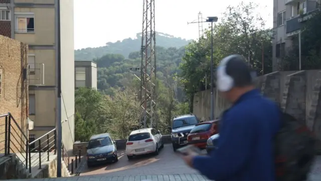 Un hombre camina por una calle de Ciutat Meridiana.