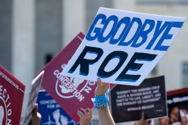 Manifestante antiaborto segura placa com os dizeres "Adeus Roe" do ladomelhor jogo cassino bet365fora da Suprema Corte dos EUAmelhor jogo cassino bet36513melhor jogo cassino bet365junhomelhor jogo cassino bet3652022