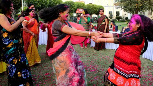 भोपाल में होली खेलती महिलाएं.