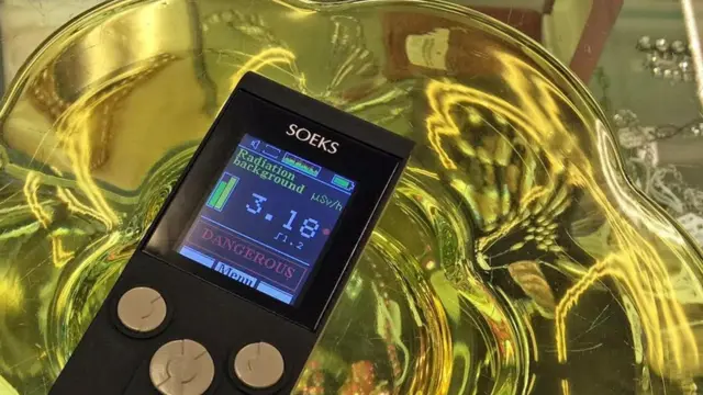 إناء مصنوع من زجاج اليورانيوم الأخضر