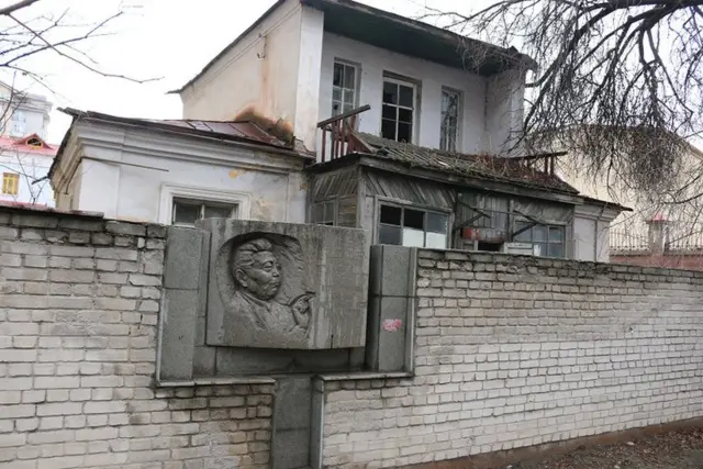 Залкар сүрөтчүнүн Бишкекте жашап кеткен үйүнүн азыркы абалы.