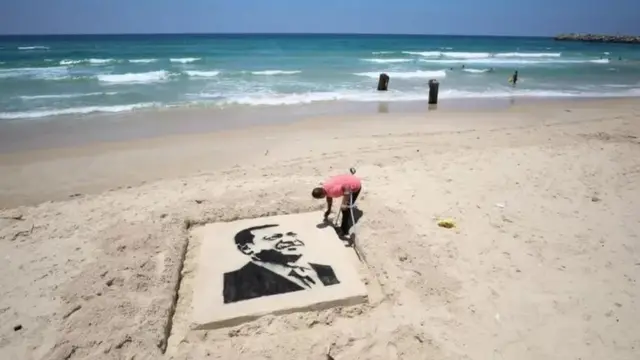 Geesiga hoggaamiya Turkiga oo xeebta Falastiin lagu sawiray taasoo muujineysaa taageerada loo hayo