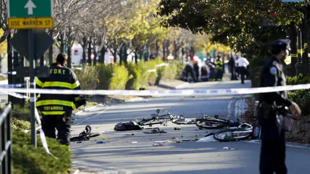 New York'un aşağı Manhattan bölgesinde, bisiklet yoluna araçla giren bir kamyonet