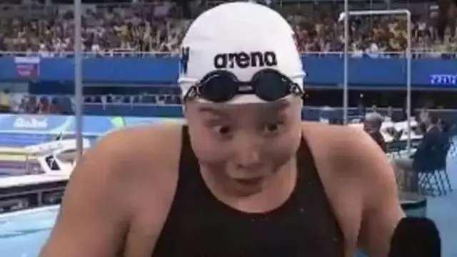 Fu Yuanhui y su exagerada cara de sorpresa al enterarse de que su tiempo fue mejor de lo que creía.