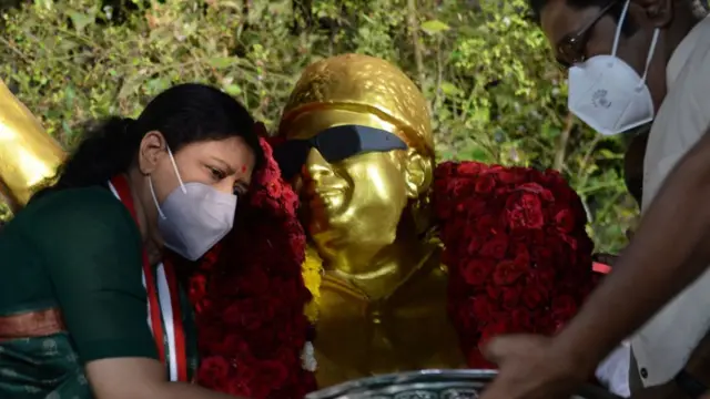 சசிகலா மற்றும் தினகரன்