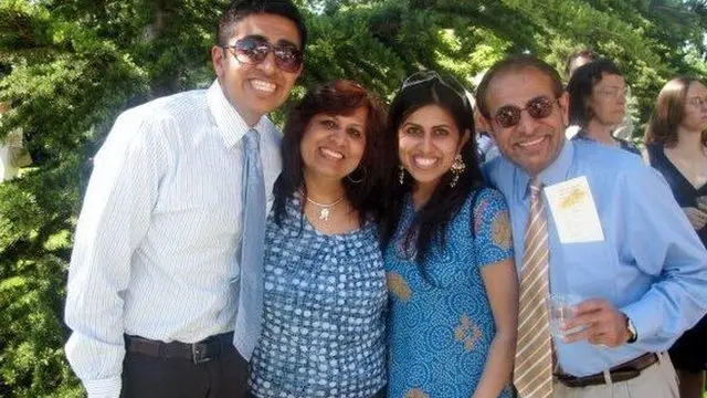 اپنے والدین اور چھوٹے بھائی کے ہمراہ تصویر