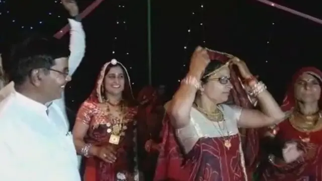 લગ્નમાં ખુશી મનાવતી મહિલાઓ