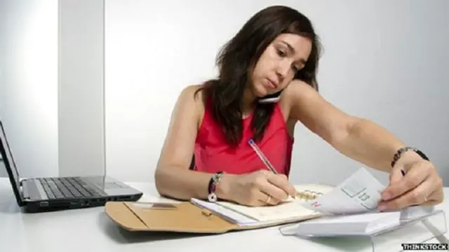 दफ़्तर में महिला कर्मचारी