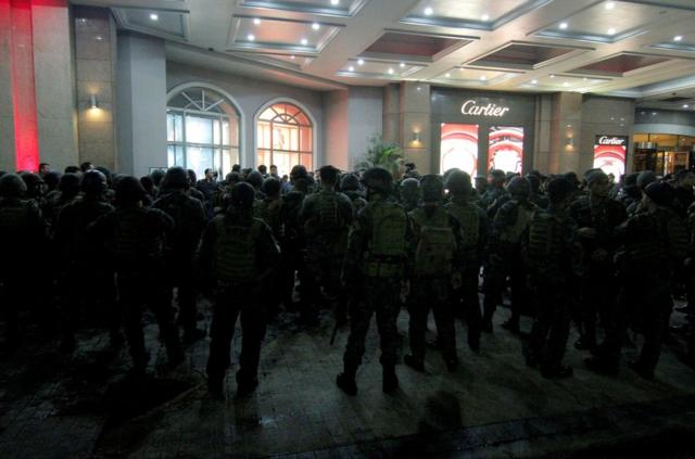 菲律宾士兵等待进入酒店。