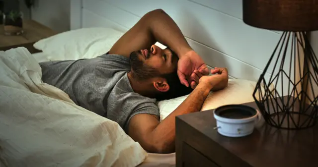 Un hombre en la cama