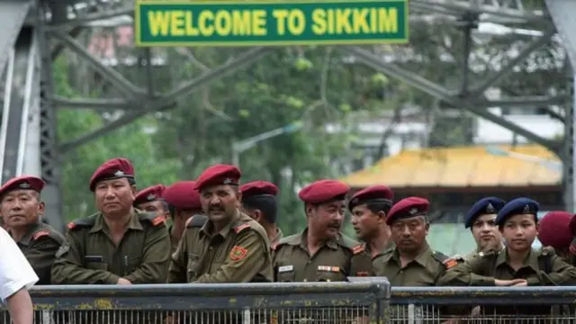 நாதுலா கணவாய், சிக்கிமின் தலைநகரான காங்டோக்கிலிருந்து 54 கி.மீ தொலைவில் உள்ளது.