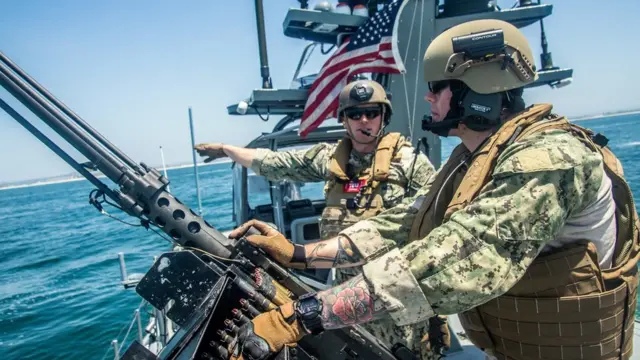 Пулемет M2HB на американском патрульном катере MKVI в мае 2018 года