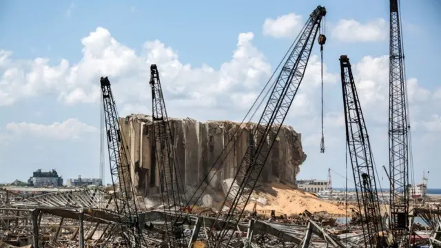 పేలుడు తర్వాత బేరూత్ పోర్టు