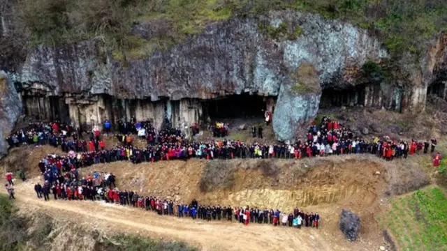 Familia ya Ren katika picha iliopigwa katika eneo moja la kitalii