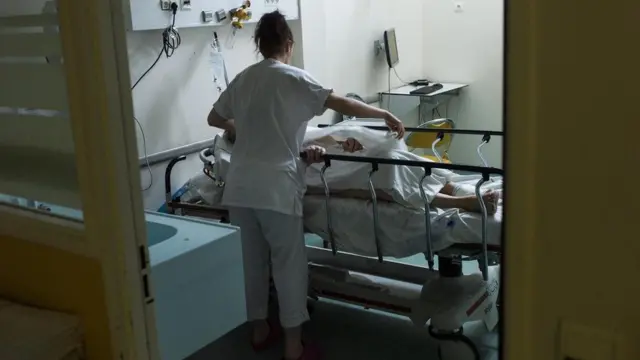 يؤكد البعض أن العاملين الذي يعانون من عسر القراءة قد يجدون صعوبة في العمل في المجالات المهمة، مثل التمريض