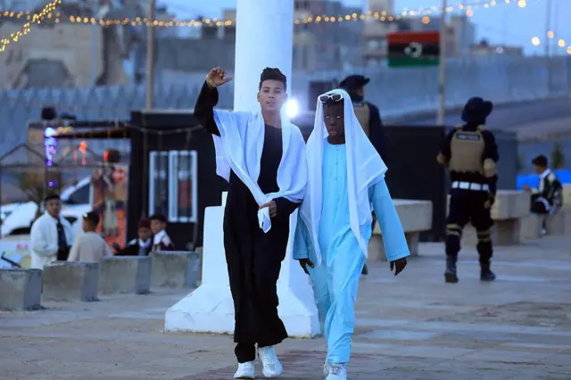 يتجمع شباب ليبيون يرتدون الزي التقليدي على الساحل بعد صلاة عيد الفطر، في مدينة بنغازي الساحلية الشرقية