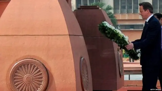 ब्रिटेन के तत्कालीन प्रधानमंत्री डेविड कैमरन ने 2013 में जलियाँवाला बाग स्मारक पर जाकर श्रद्धांजलि दी थी