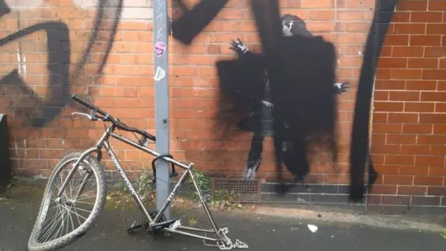 طلاء أسود على رسم بانكسي