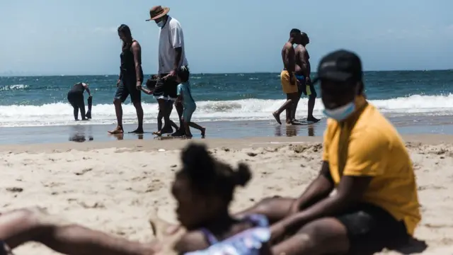 Des vacanciers se détendent sur la plage de South Beach pendant les festivités du Nouvel An à Durban, en Afrique du Sud le 1er janvier 2022