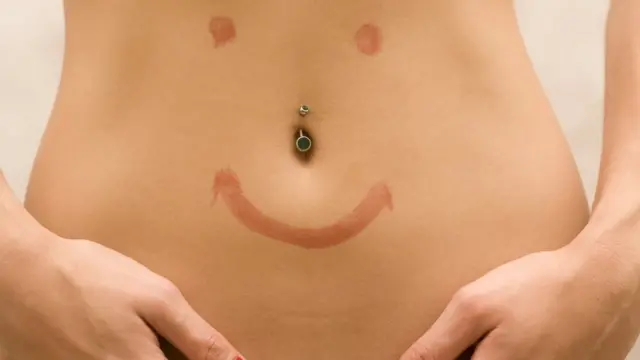 Barriga con cara feliz pintada