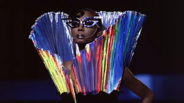 Modelo desfila con un traje de la colección de primavera de 1992 de Paco Rabanne